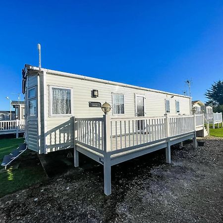 6 Berth Caravan With Decking At Seawick Holiday Park In Essex Ref 27549Sw 클랙톤온씨 외부 사진