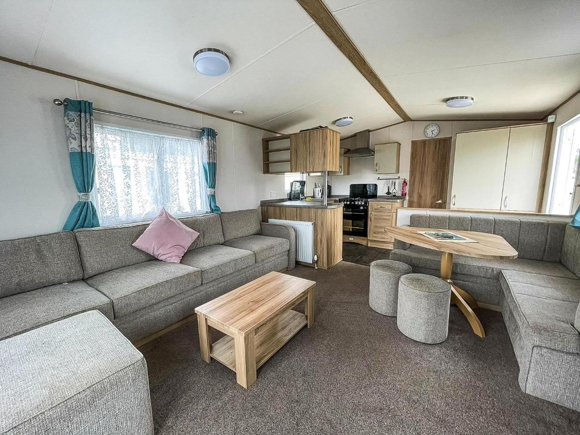 6 Berth Caravan With Decking At Seawick Holiday Park In Essex Ref 27549Sw 클랙톤온씨 외부 사진
