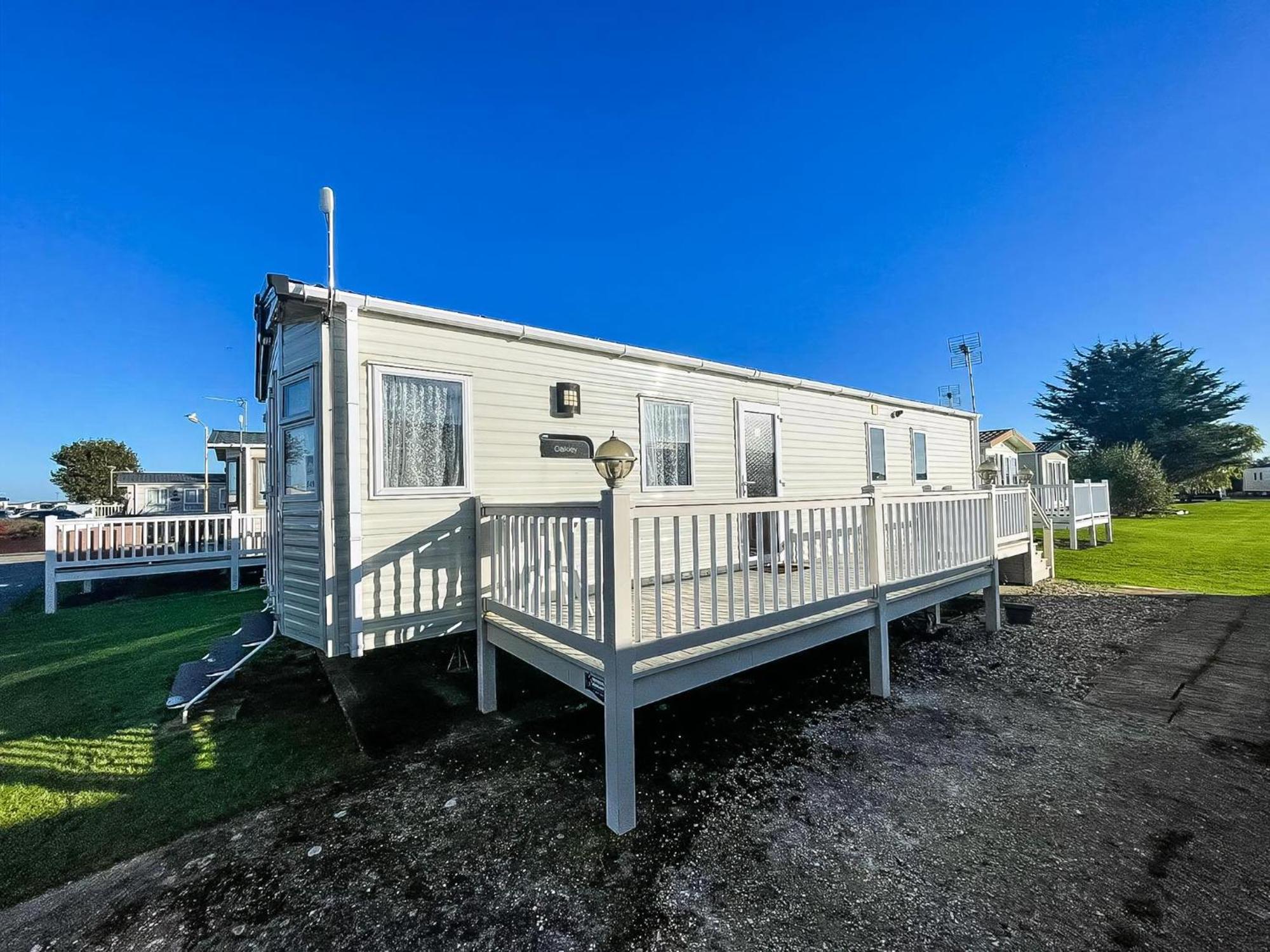 6 Berth Caravan With Decking At Seawick Holiday Park In Essex Ref 27549Sw 클랙톤온씨 외부 사진