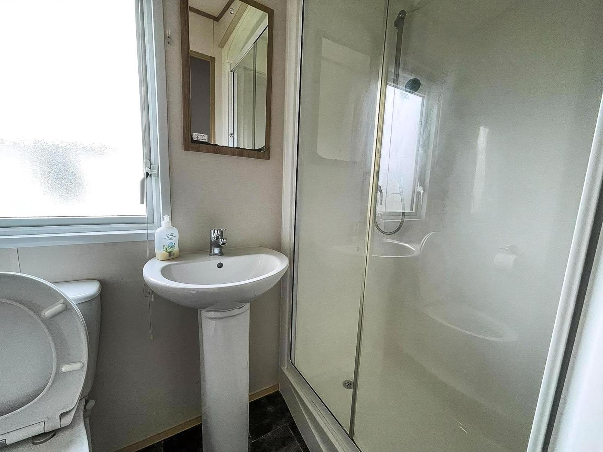 6 Berth Caravan With Decking At Seawick Holiday Park In Essex Ref 27549Sw 클랙톤온씨 외부 사진