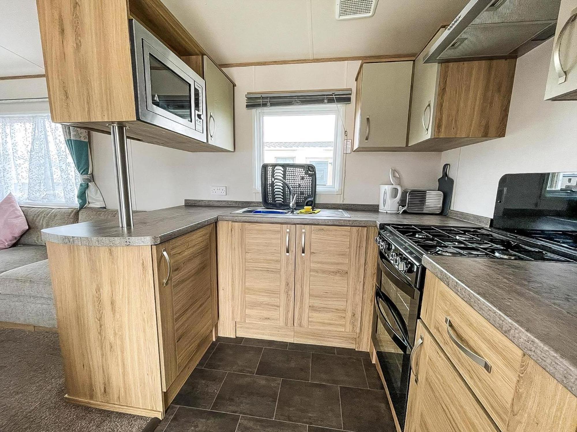 6 Berth Caravan With Decking At Seawick Holiday Park In Essex Ref 27549Sw 클랙톤온씨 외부 사진