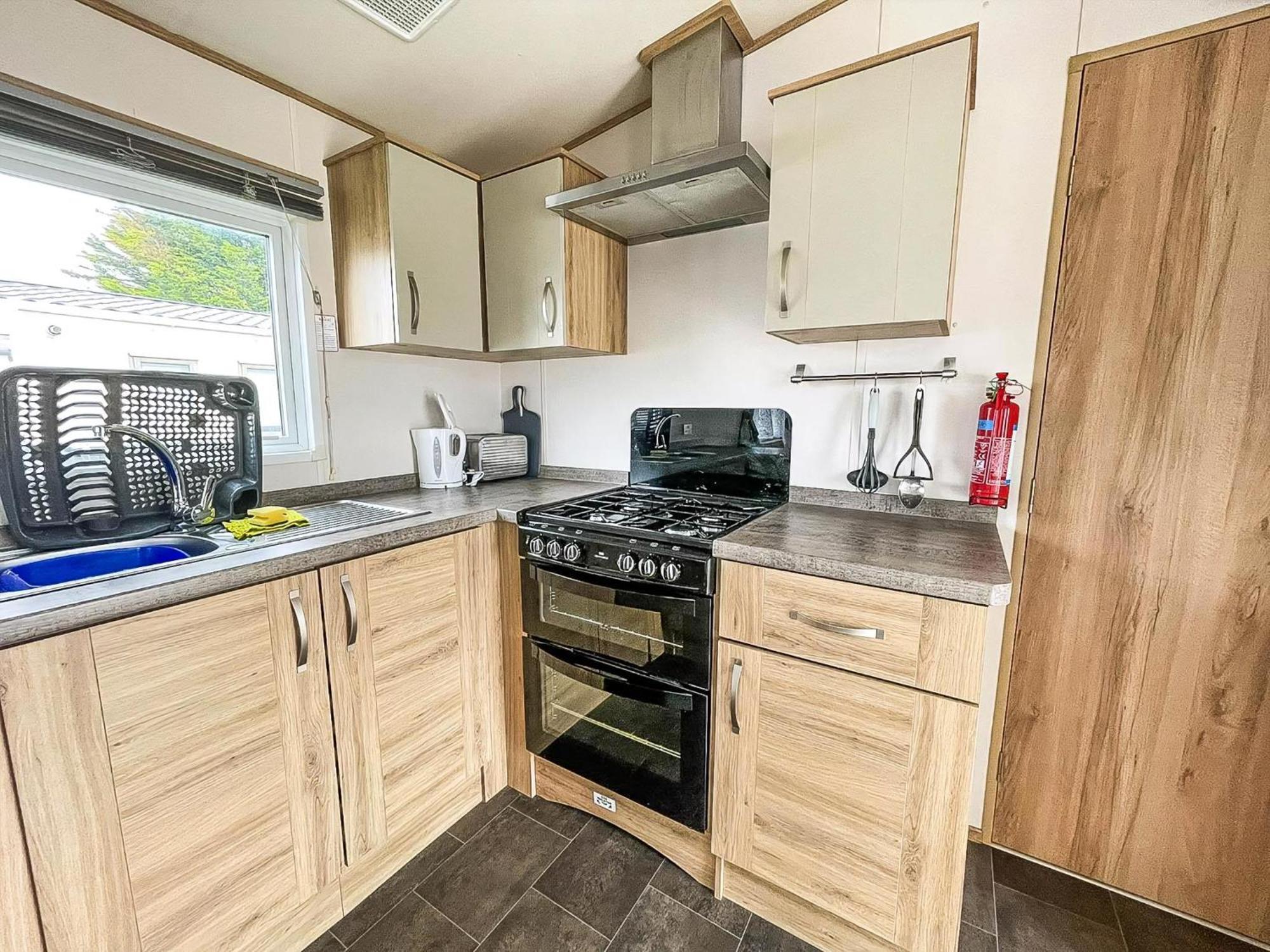 6 Berth Caravan With Decking At Seawick Holiday Park In Essex Ref 27549Sw 클랙톤온씨 외부 사진