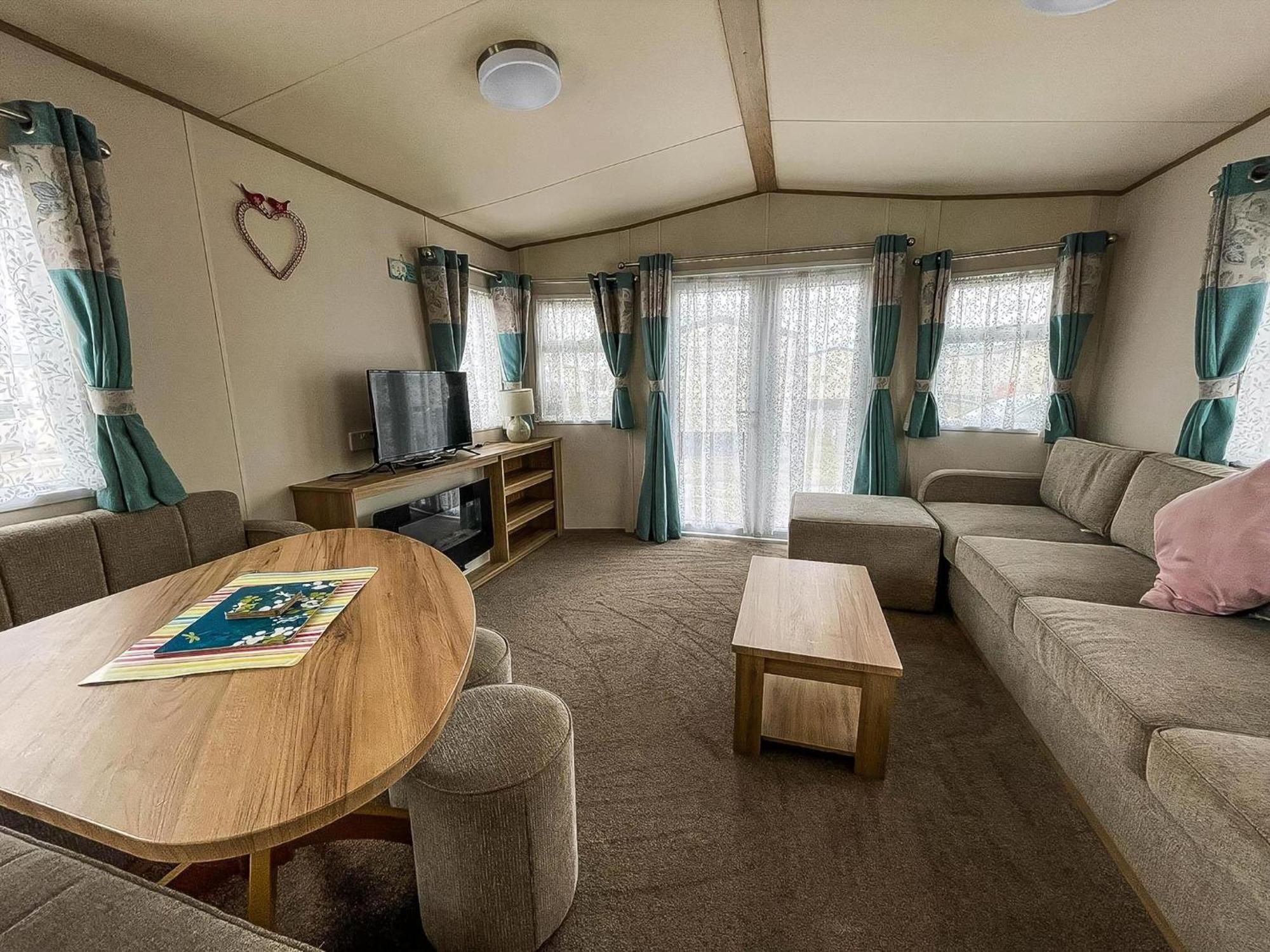 6 Berth Caravan With Decking At Seawick Holiday Park In Essex Ref 27549Sw 클랙톤온씨 외부 사진